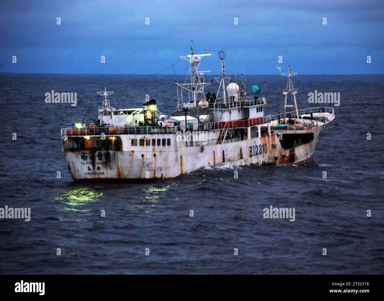 0908176414E-003 ATLANTISCHER OZEAN (17. August 2009) Yu Feng, ein Fischereifahrzeug unter taiwanischer Flagge, das verdächtigt wird, illegale Fischerei zu betreiben, durchquert das Wasser, bevor es von Besatzungsmitgliedern der US-Küstenwache Cutter Legare (WMEC 912) und Vertretern des Seeschiffsflügels Sierra Leones an Bord geht. Fischereiministerium und Amt für nationale Sicherheit. Sierra Leone patrouilliert die Gewässer weiter vor ihrer Küste, um ihre Wirtschaftszone zu schützen. LeGare, Homeportiert in Portsmouth, Virginia, befindet sich auf einem dreimonatigen Einsatz als Teil der Africa Partnership Station. (US-Küstenwache Stockfoto