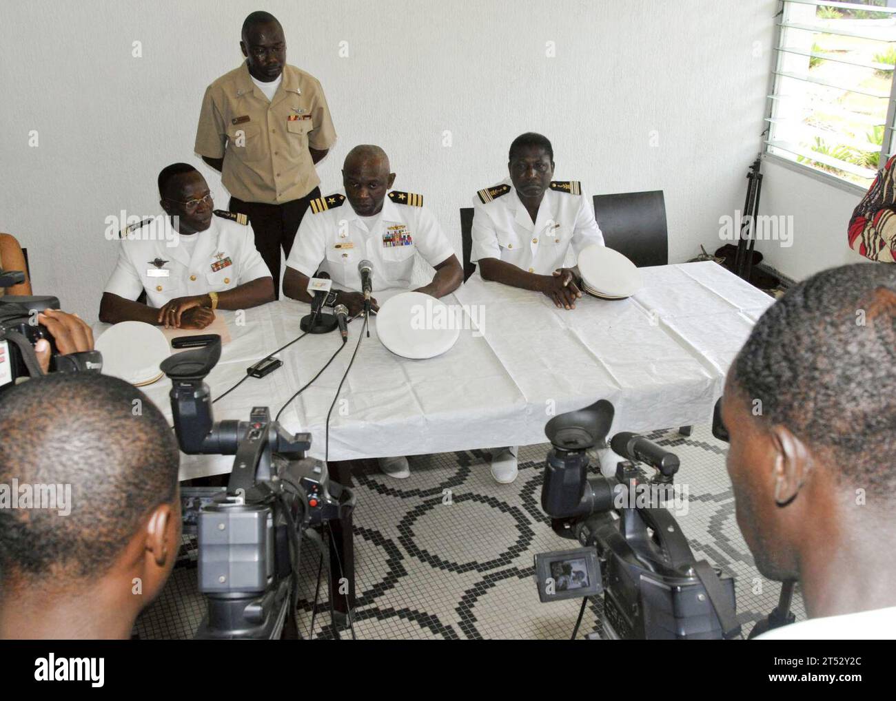 110214HI707-645 LOME, Togo (14. Februar 2011) Commander. Darryl Brown, Befehlshaber der Fregatte für Lenkraketen USS Robert G. Bradley (FFG 49), spricht während der Abschlussfeier der First African Partnership Station (APS) West 2011 Klasse, die von der Robert G. Bradley Crew ausgebildet wurde und von APS-Mitarbeitern an Bord ging, mit den Medien. APS ist eine Initiative für internationale Sicherheitszusammenarbeit, die vom Befehlshaber der US-Marinestreitkräfte Europa-Afrika unterstützt wird und auf die Stärkung globaler maritimer Partnerschaften durch Ausbildung und Zusammenarbeit abzielt, um die Sicherheit und Gefahrenabwehr im Seeverkehr in Afrika zu verbessern. Stockfoto