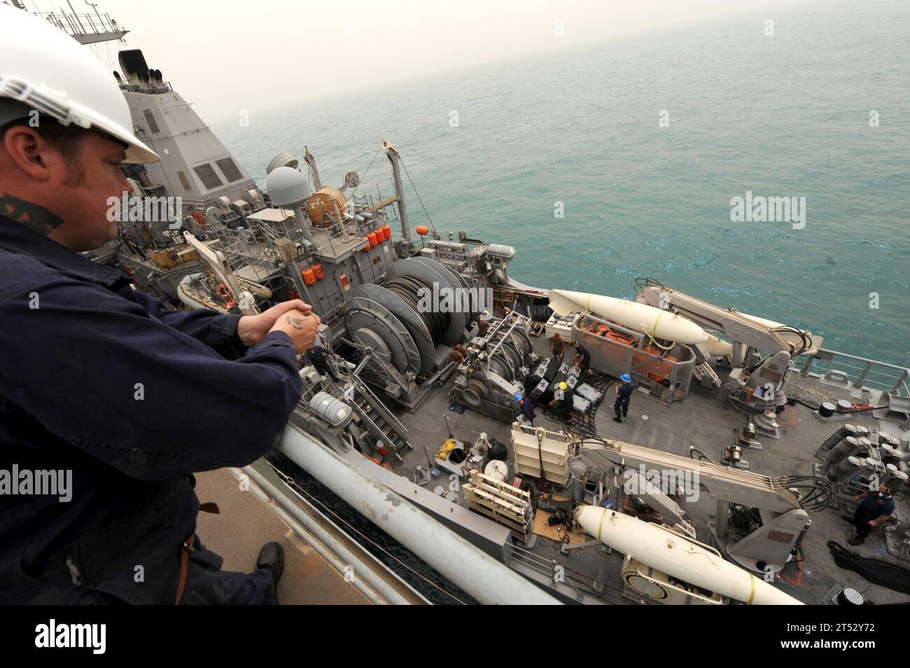 1004230553R-146 ARABIAN GULF (23. April 2010) Seemänner begaben sich an Bord des Minenschutzschiffs USS Dextrous (MCM 13), das vom amphibischen Angriffsschiff RFA Cardigan Bay (L3009) der britischen Royal Fleet überführt wurde. USS Dextrous führt Übungen im Arabischen Golf durch. Stockfoto
