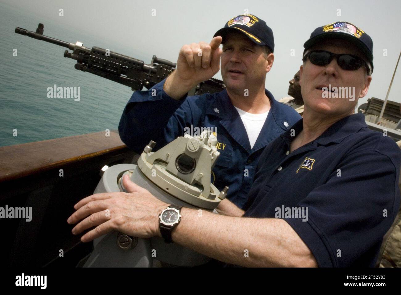 0908075549O-134 PERSISCHER GOLF (7. August 2009) Marineminister (SECNAV) der ehrenwerte Ray Mabus besucht den Raketenzerstörer USS Decatur (DDG 73). Mabus ist auf seiner ersten Nahost-Tour als Marineminister unterwegs und besucht ausländische Würdenträger, Regierungsmitglieder, Seeleute und Marines. Stockfoto