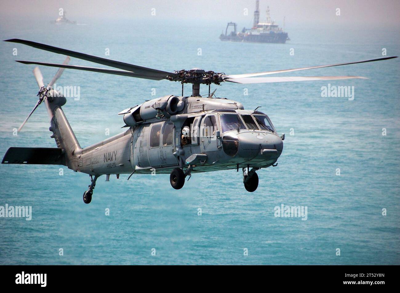 1004151056B-001 ARABISCHER GOLF (15. April 2010) ein MH-60 Sea Hawk Hubschrauber, der der Desert Hawks of Helicopter Sea Combat Squadron (HSC) 26 zugeordnet ist, bereitet sich auf die Landung auf dem Raketenzerstörer USS The Sullivans (DDG 68) vor, während er im nördlichen Arabischen Golf operiert. (U.S. Navy Stockfoto