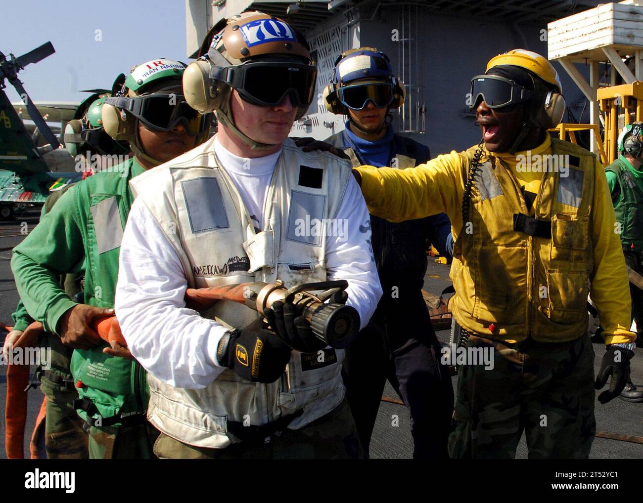 0711288132M-010 ARABISCHE SEE (28. November 2007) Seeleute des Schlauchteams Nr. 1 bekämpfen ein simuliertes Feuer während einer allgemeinen Viertelübung auf dem Flugdeck des nukleargetriebenen Flugzeugträgers USS Enterprise (CVN 65). Enterprise und eingelassener Carrier Air Wing (CVW) 1 werden in sechs Monaten eingesetzt. US Navy Stockfoto