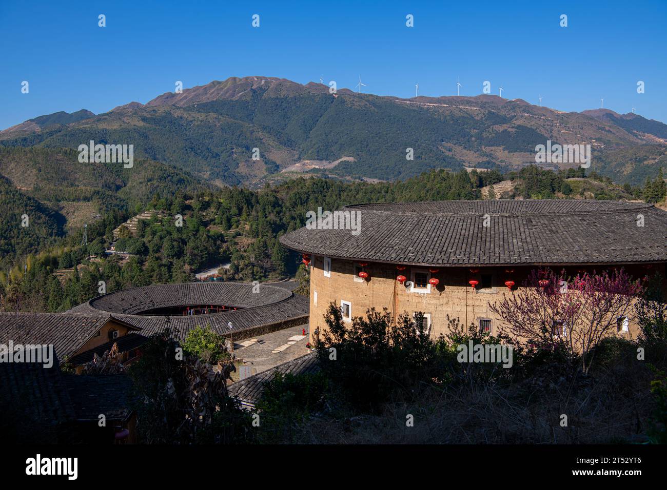 Nahaufnahme des Tulou-Gebäudes im Tianluokeng Tulou Cluster, Fujian, China. Blauer Himmel, traditionelle chinesische Laternen Stockfoto Nahaufnahme des Tulou-Gebäudes im Tianluokeng Tulou Cluster, Fujian, China. Blauer Himmel, traditionelle chinesische Laternen Stockfoto