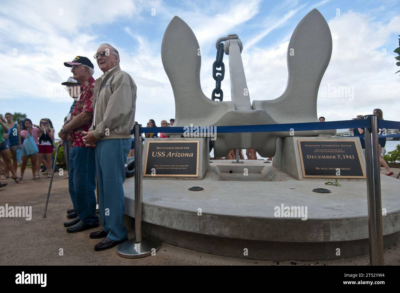 111206XD424-080 PEARL HARBOR (6. Dezember 2011) Seeleute, die während des japanischen Angriffs auf Pearl Harbor am 7. Dezember 1941 an Bord des Schlachtschiffs USS Arizona waren, posieren für Fotos beim World war II Valor im Pacific National Monument. Das Monument findet während der ganzen Woche vor dem Pearl Harbor Day eine Zeremonie statt, um an den Angriff zu erinnern. Stockfoto