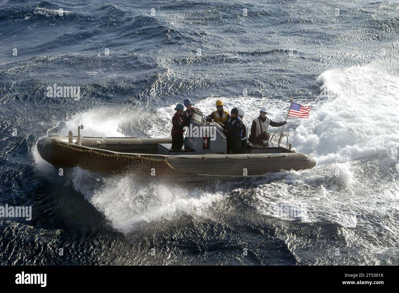 0702034649C-061 Pazifischer Ozean (3. Februar 2007) Р Seeleute, die dem Arleigh-Burke-Klasse-Raketenzerstörer USS Stethem (DDG 63) zugeordnet sind, werden an Bord eines Starrrrumpf-Schlauchbootes (RHIB) ausgebildet. US Navy Stockfoto