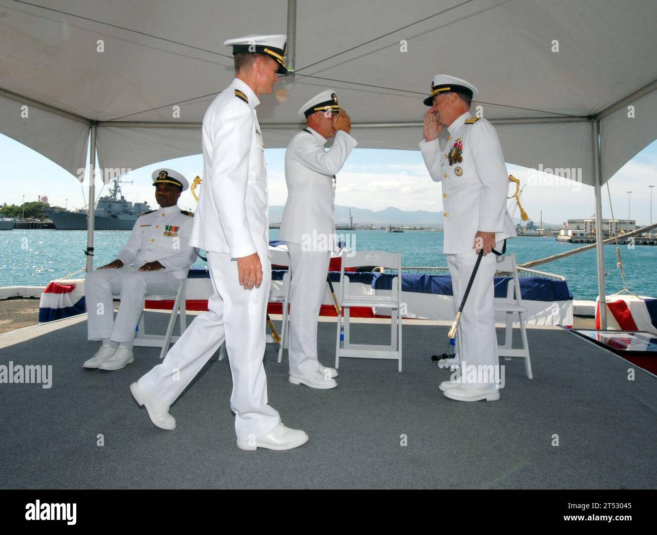 0704054965F-017 PEARL HARBOR, Hawaii (5. April 2007) - Kapitän Fredrick W. Pfirrmann begrüßt den Befehlshaber der Naval Surface Group Middle Pacific, Commander Navy Region Hawaii, Rear ADM. T.G. Alexander, als er das Kommando über die Destroyer Squadron (DESRON) 31 an Captain R. Bruce Stewart, Front, übergibt. während einer Zeremonie an Bord der Marinestation Pearl Harbor. Stewart übernahm während der Zeremonie das Kommando über DESRON 31 von Pfirrmann. US Navy Stockfoto