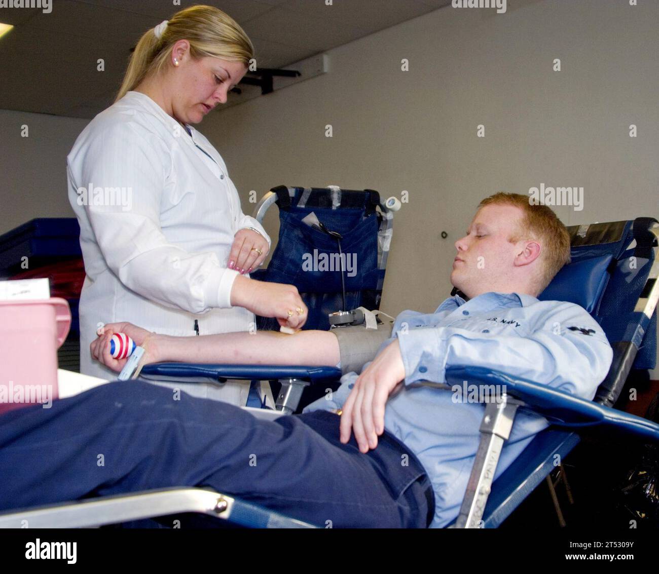 0702139150R-001 Oak Harbor, Washington (13. Februar 2007) - Tammy Montalvo von der Armed Forces Blood Bank bereitet einen SailorХs-Arm für die Blutspende vor. Nach Tests, um sicherzustellen, dass das Blut sicher für die Verwendung ist, werden alle Spenden an die Armed Forces Blood Bank nach Übersee verschickt, um sie für Soldaten zu verwenden, die zur Unterstützung des Globalen Krieges gegen den Terror verletzt wurden. US Navy Stockfoto
