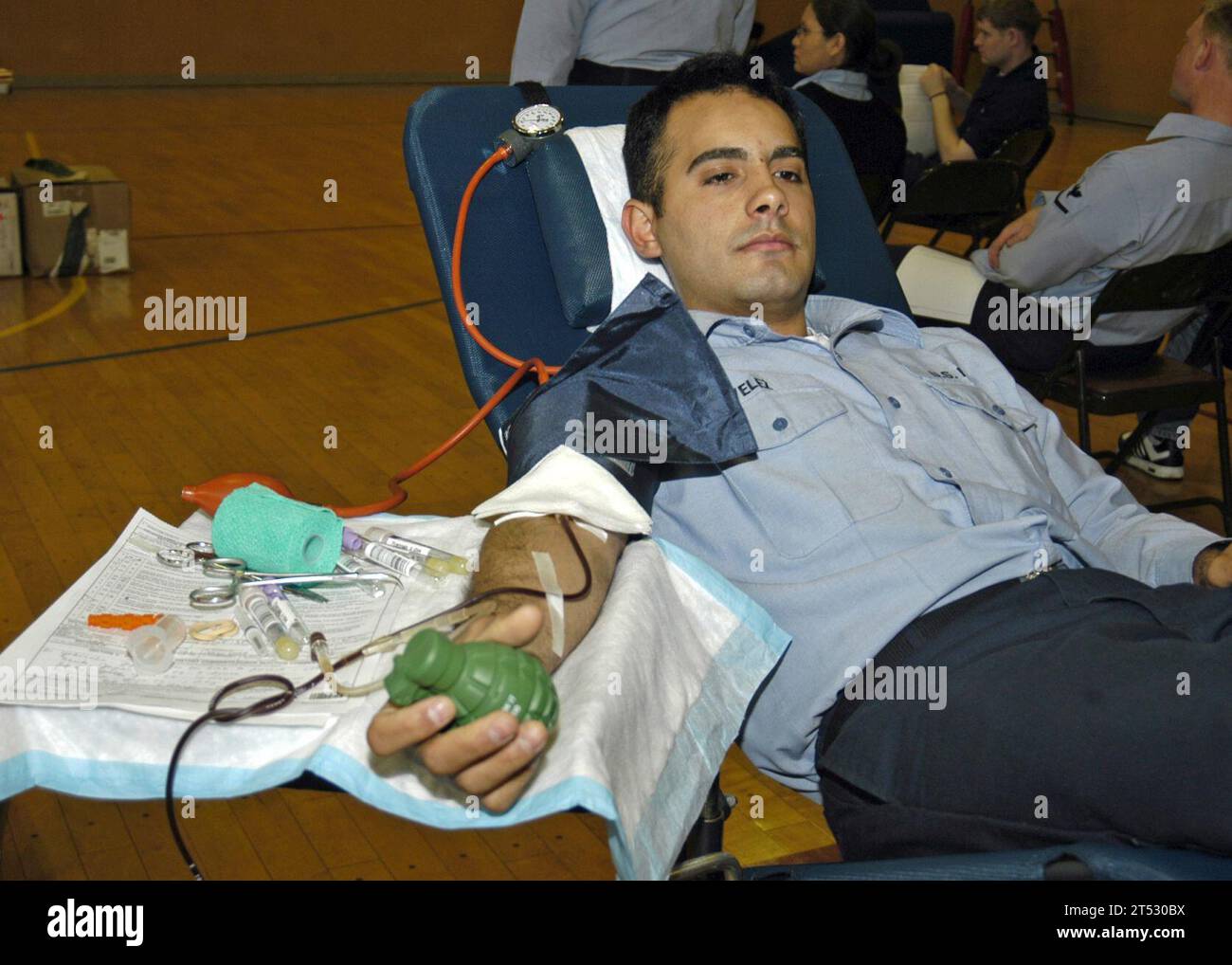0704244649C-061 YOKOSUKA, Japan (24. April 2007) – Ein Seemann spendet Blut während einer Blutspende, die vom Armed Services Blood Program an Bord des Kommandanten der Flottenaktivitäten Yokosuka, Japan, durchgeführt wird. Das Armed Services Blood Program ist eine gemeinsame Operation, die eine Koordination zwischen den Blutprogrammen der Militärdienste und der Vereinigten Kommandos erfordert. Das Programm beruht auf der Zusammenarbeit vieler Komponenten, um Servicemitarbeitern jederzeit und überall hochwertige Blutprodukte zur Verfügung zu stellen. US Navy Stockfoto