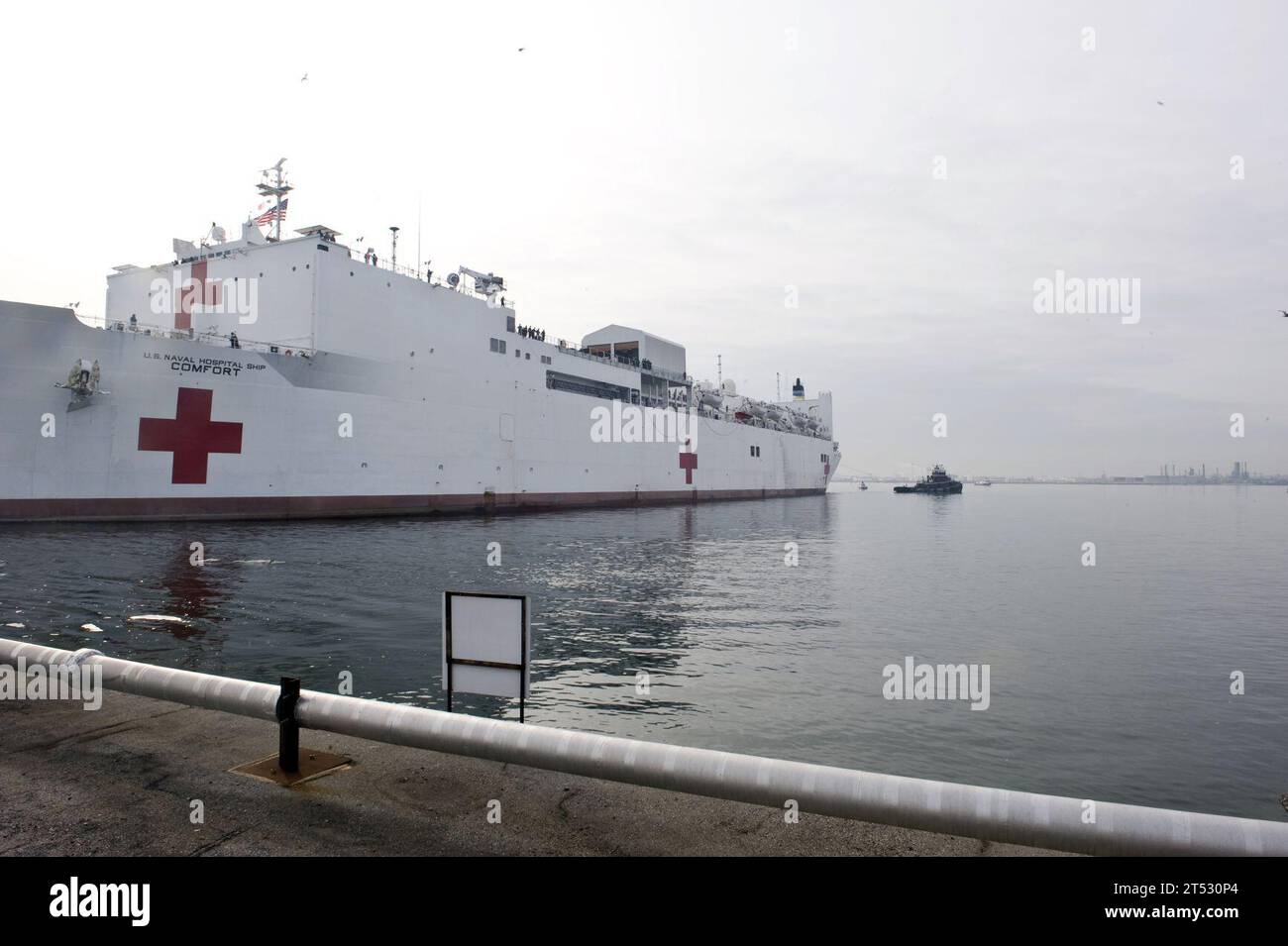 100116XXXXX-257 BALTIMORE, Md. (16. Januar 2010) das Krankenhaus-Schiff USNS Comfort (T-AH 20) fährt von Canton Pier ab, um einen kurzfristigen humanitären Einsatz nach Port-au-Prince, Haiti, durchzuführen. Das Schiff mit einer Besatzung von fast 850 Mitarbeitern, darunter 550 Mitglieder des medizinischen Dienstes der US Navy, wird anderen Mitgliedern der US-Streitkräfte, gemeinnützigen humanitären Organisationen und Such- und Rettungsteams aus der ganzen Welt helfen, die durch das Erdbeben vom 12. Januar vertriebenen Haitianer zu unterstützen. Comfort's Medical Treatment Facility hat die Fähigkeit, bedeutende medizinische Stockfoto