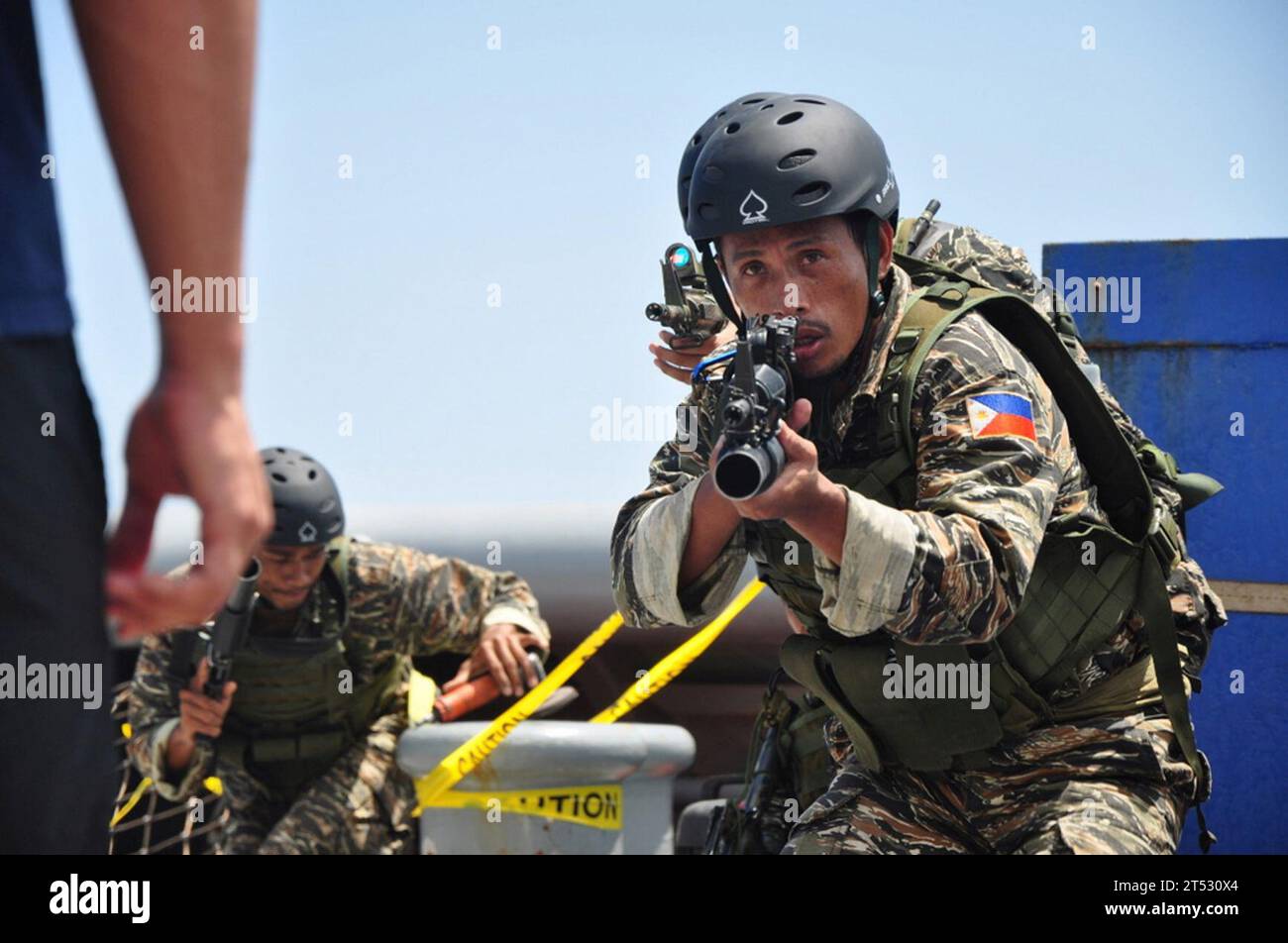 0908204220R-762 SÜDCHINESISCHE SEE (20. August 2009) Seeleute der philippinischen Marine konfrontieren US-Seeleute, die Besatzungsmitglieder an Bord des militärischen Sealiftkommandos USNS Safeguard (T-ARS 50) während einer Boarding-Übung auf See für Südostasien Cooperation Against Terrorism (SEACAT) 2009 darstellen. SEACAT ist eine einwöchige Übung auf See, bei der der Nutzen des Informationsaustauschs und der multinationalen Koordinierung in einem Szenario hervorgehoben werden soll, das den teilnehmenden Seestreitkräften praktische Schulungsmöglichkeiten für das Abfangen von Seefahrten bietet. (U.S. Navy Stockfoto