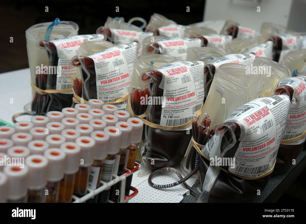 0808140486G-006 MAYPORT, Fla. (14. August 2008) Blutbeutel und -Fläschchen warten auf die Verarbeitung während der Blutfahrt des Armed Services Blood Program (ASBP) auf der Marinestation Mayport. Das ASBP-Programm unterscheidet sich von anderen Blutspenden, da alle Spenden direkt an Mitglieder des Dienstes gehen. Stockfoto