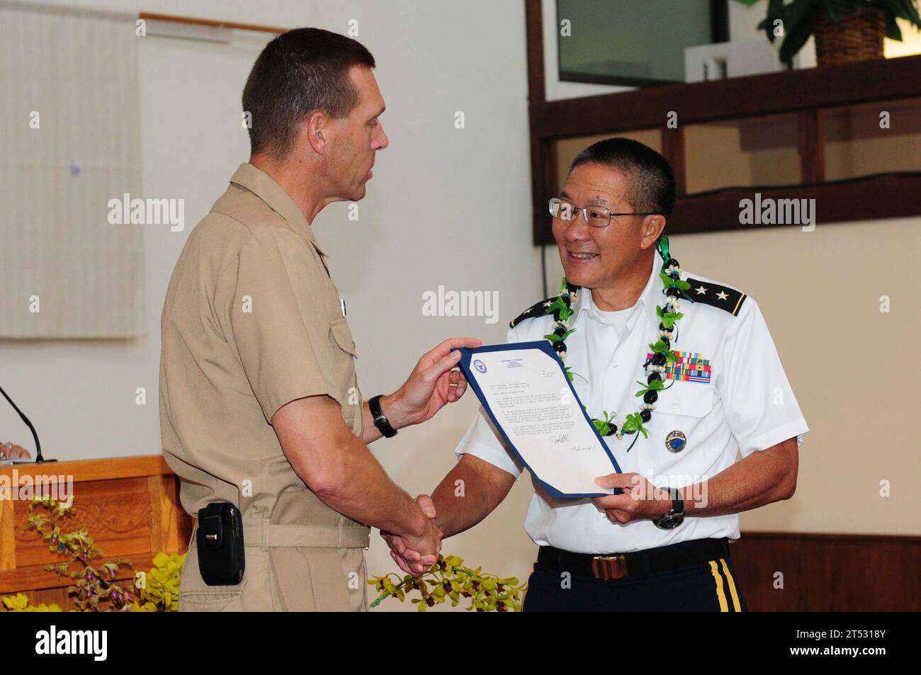 110518KT462-689 PEARL HARBOR (18. Mai 2011) Dixon R. Smith, Kommandeur der Navy Region Hawaii und Naval Surface Group Middle Pacific, überreicht Generalmajor Stephen Tom, Kommandeur des Joint POW/MIA Accounting Command, während der Feierlichkeiten zum asiatischen Pazifikmonat der Joint Base Pearl Harbor-Hickam. Stockfoto