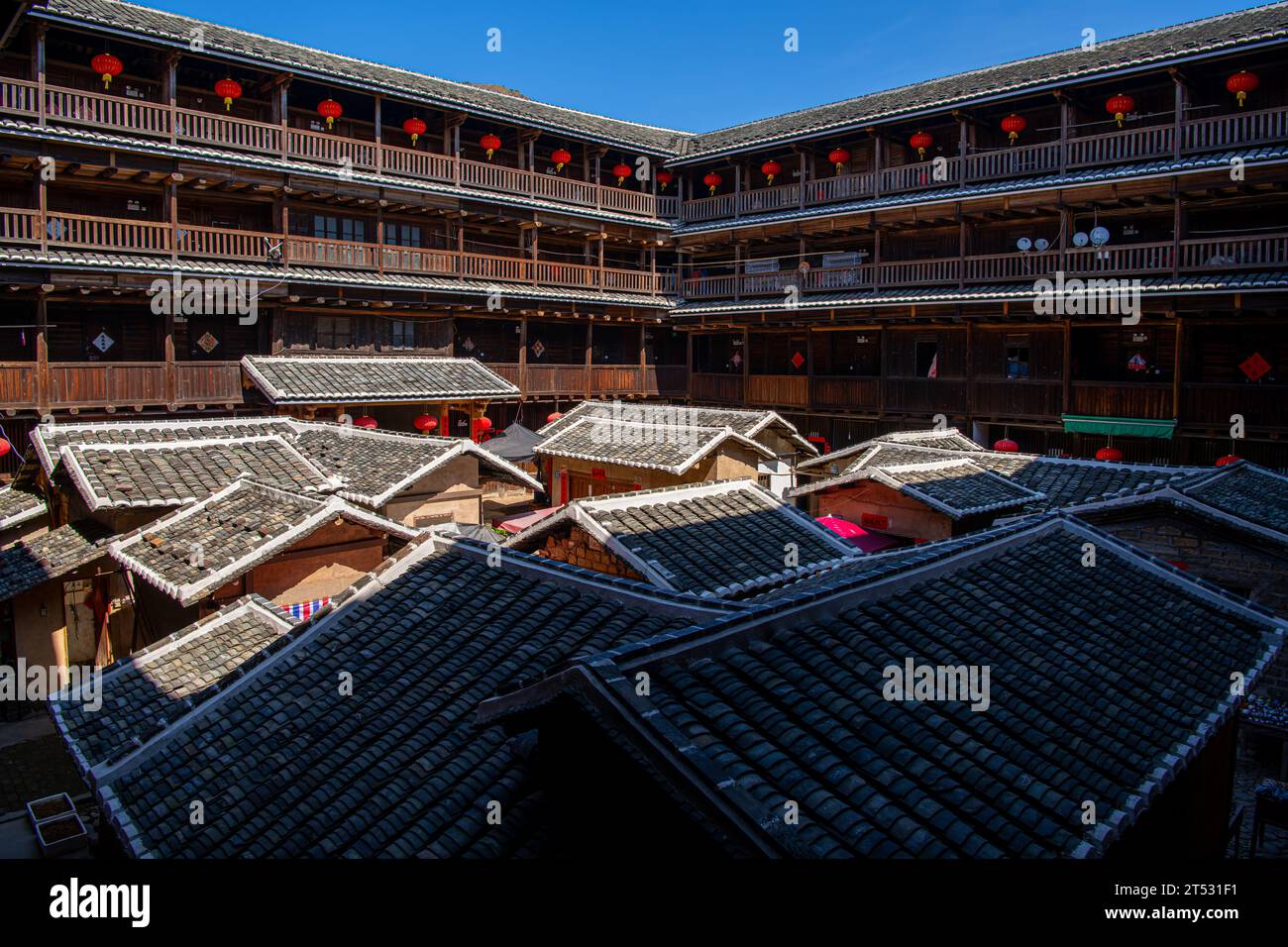 Die Dächer von Tulou, einer traditionellen chinesischen Architektur in der Provinz Fujian, China, wurden an einem sonnigen Tag gedreht. Hintergrund, Tulou King Gebäude Stockfoto Die Dächer von Tulou, einer traditionellen chinesischen Architektur in der Provinz Fujian, China, wurden an einem sonnigen Tag gedreht. Hintergrund, Tulou King Gebäude Stockfoto