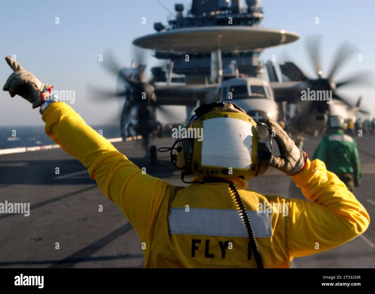 0712122193M-002 ATLANTIC OCEAN (12. Dezember 2007) eine E-2C Hawkeye, die an die Bear Aces der Carrier Airborne Early Warning Squadron (VAW) 124 angeschlossen ist, bereitet sich auf den Start vom Flugdeck auf den nuklearen Flugzeugträger USS Theodore Roosevelt (CVN 71) vor. Roosevelt führt gerade die Qualifikation der Fluggesellschaften durch. US Navy Stockfoto