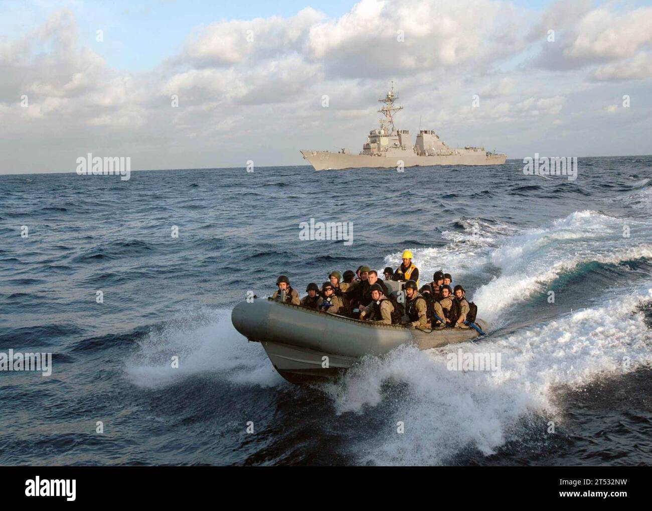 0712022838W-014 ATLANTISCHER OZEAN (2. Dezember 2007) das VBSS-Team (Visit, Boarding, Search and Beschlagnahme) des Raketenzerstörers USS Bulkeley (DDG 84) bereitet sich auf die Teilnahme an Bord des Ausbildungsschiffes PRASICE (TSV 1) vor, wo sie während der Composite Unit Training Training Training Training Training Training (COMPTUEX) der Nassau Strike Group simulieren werden. Während der COMPTUEX wird die VORWELL als verdächtiges Ausbildungsschiff fungieren, um VBSS-Teams in einer Vielzahl von Schulungsszenarien für den Einsatz im Bereich der Gefahrenabwehr im Seeverkehr zu testen. US Navy Stockfoto