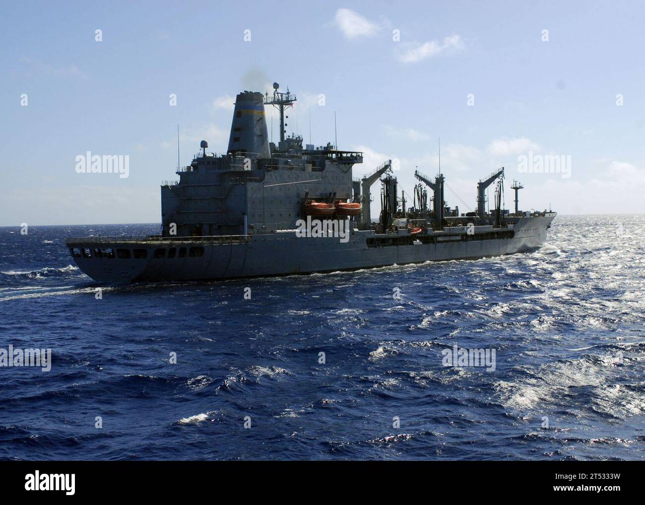 1001175244H-002 ATLANTISCHER OZEAN (17. Januar 2010) der Flottenauffüllungsöler USNS Big Horn (T-AO 198) bereitet sich auf eine laufende Auffüllung vor, um das amphibische Dock-Landungsschiff USS Carter Hall (LSD 50) für einen längeren Zeitraum vor der Küste Haitis zu erhalten. Carter Hall ist auf dem Weg nach Haiti im Rahmen der Operation Unified Response, einer gemeinsamen Operation, die humanitäre Hilfe in Haiti nach einem Erdbeben der Stärke 7,0 bereitstellt, das den Inselstaat am 12. Januar 2010 verwüstete. Stockfoto