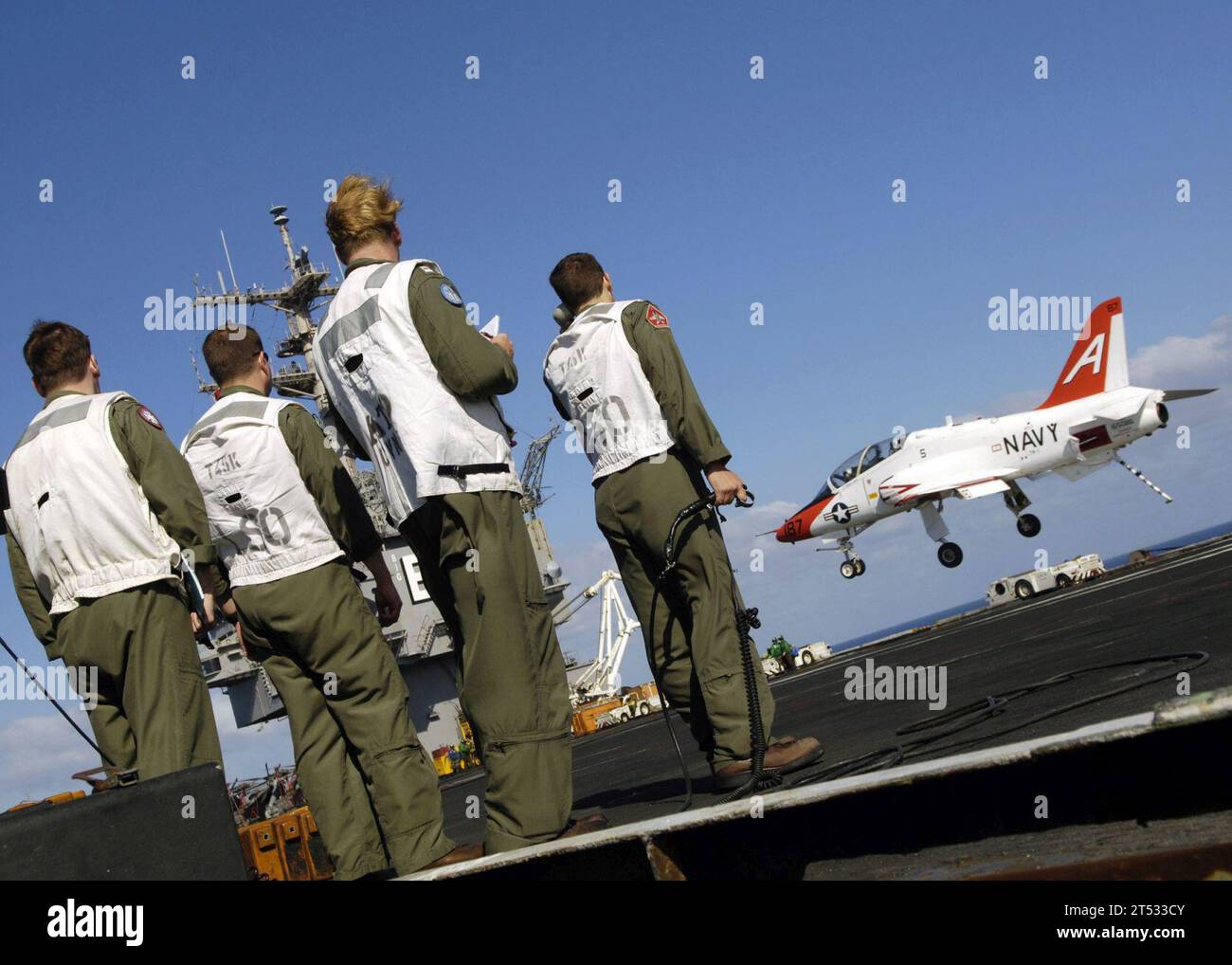 0703279742R-051 ATLANTISCHER OZEAN (27. März 2007) - Landesignaloffiziere leiten die Landung eines T-45 Goshawk, eines zweisitzigen, einmotorigen Trägertrainingsjets, das dem Training Air Wing (TW) 1 zugewiesen ist, vom Landebereich des nukleargetriebenen Flugzeugträgers USS Enterprise (CVN 65) aus. Enterprise führt derzeit Qualifikationen für Fluggesellschaften durch. US Navy Stockfoto