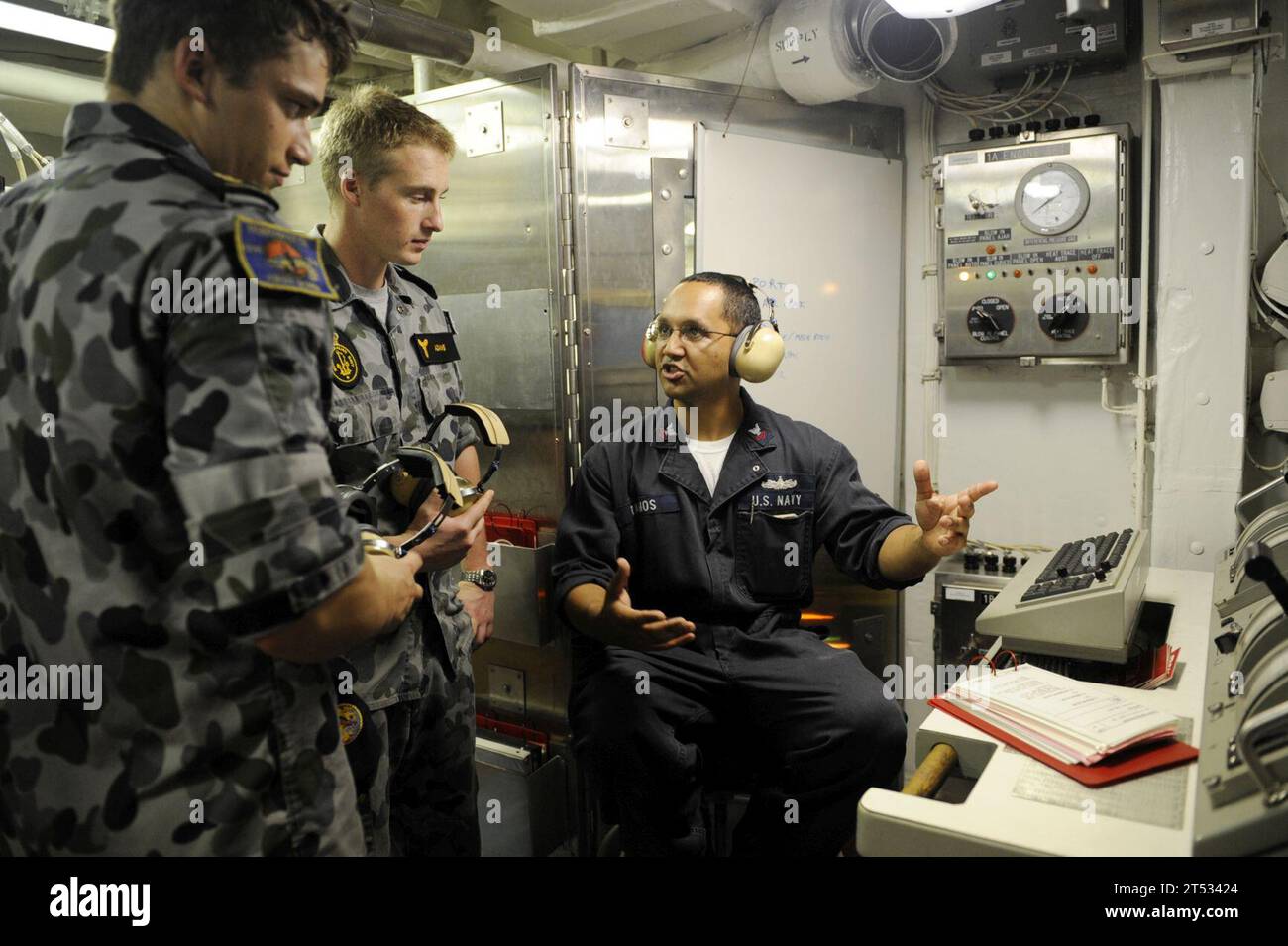 Australien, Auswärtiges Militär, HMAS Parramata (FFH 154), Marine, Menschen, Personalaustausch, U.S. Navy, USS Farragut (DDG 99) Stockfoto