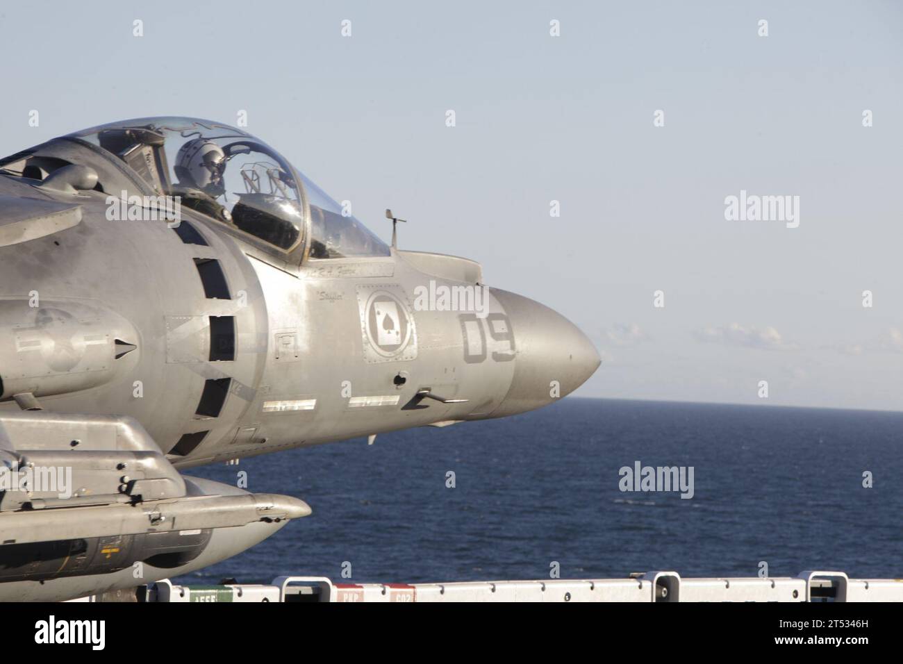 120201DK975-142 ATLANTISCHER OZEAN (1. Februar 2012) Ein U.S. Marine Corps AV-8B Harrier, der der Marine Attack Squadron (VMA) 231 zugeordnet ist, befindet sich auf dem Flugdeck des amphibischen Angriffsschiffs USS Kearsarge (LHD 3) während des Bold Alligator 2012. Bold Alligator ist die größte amphibische Übung der letzten 10 Jahre und repräsentiert die Revitalisierung der gesamten Palette der amphibischen Operationen durch das Navy and Marine Corps. Die Übung konzentriert sich auf den heutigen Kampf mit den heutigen Kräften und zeigt die Vorteile des Seabasings auf. Die Übung findet vom 30. Januar bis zum 12. Februar 2012 auf Wasser und an Land in und um Virg statt Stockfoto