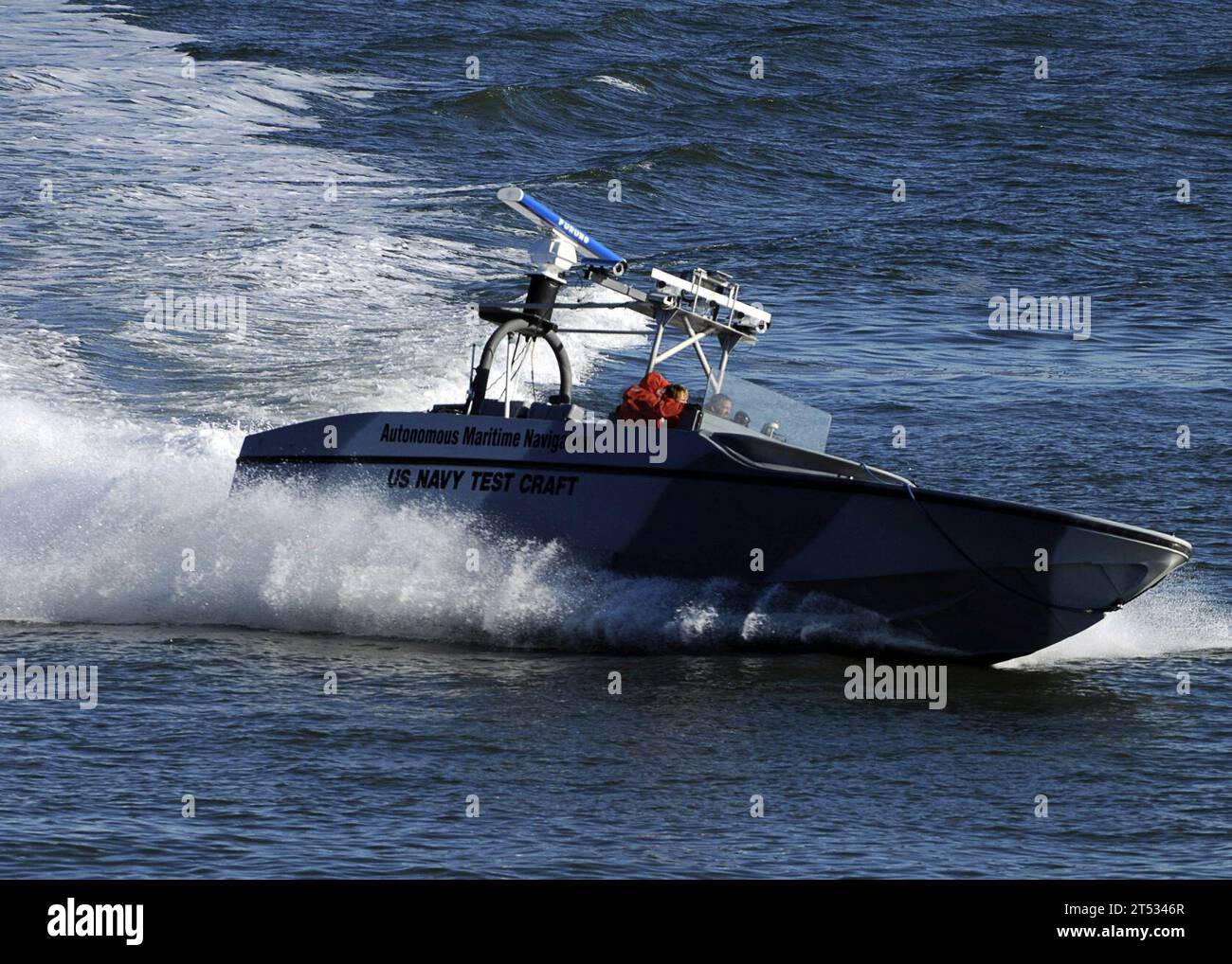 0901144515N-268 HAMPTON, Va. (14. Januar 2009) die Navy führt zusammen mit der Spatial Integrated Systems Incorporated eine Demonstration eines vollständig autonomen unbemannten Oberflächenfahrzeugs (USV) in Fort Monroe durch. Ein Hafenpatrouillenszenario zeigt, wie die USV ihre autonomen maritimen Navigationssysteme nutzt, um bestimmte Bereiche mit Hilfe von Bordsensoren und Hindernisvermeidungssoftware zu patrouillieren und zu durchsuchen, um ihre Mission auszuführen und ihre Ergebnisse an eine Kommandozentrale zu melden. Stockfoto