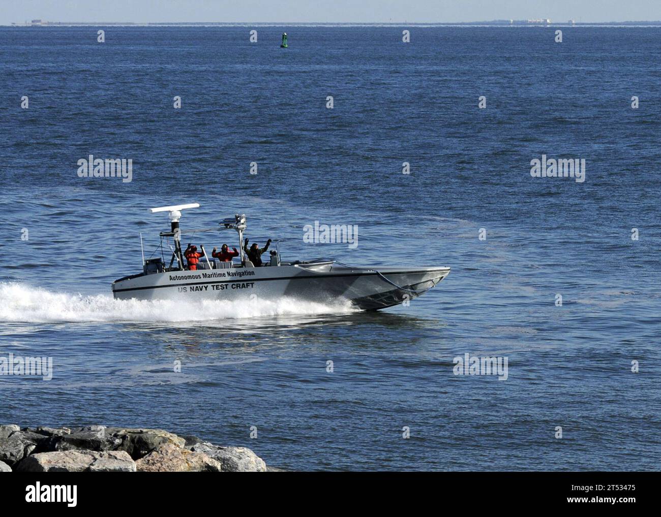 0901144515N-151 HAMPTON, Va. (14. Januar 2009) die Navy führt zusammen mit der Spatial Integrated Systems Incorporated eine Demonstration eines vollständig autonomen unbemannten Oberflächenfahrzeugs (USV) in Fort Monroe durch. Ein Hafenpatrouillenszenario zeigt, wie die USV ihre autonomen maritimen Navigationssysteme nutzt, um bestimmte Bereiche mit Hilfe von Bordsensoren und Hindernisvermeidungssoftware zu patrouillieren und zu durchsuchen, um ihre Mission auszuführen und ihre Ergebnisse an eine Kommandozentrale zu melden. Stockfoto