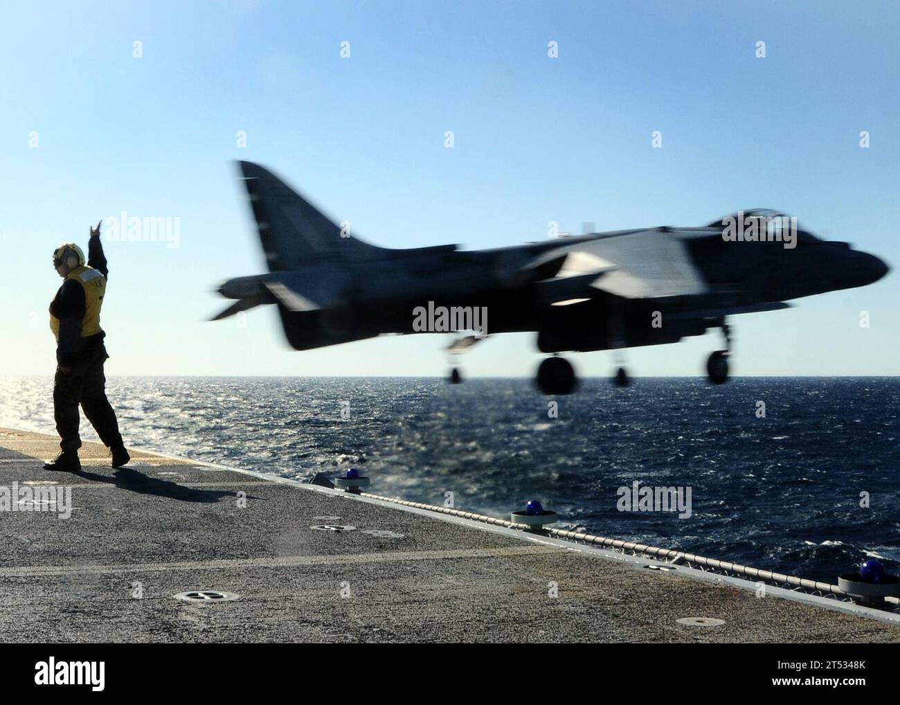 1102127508R-016 ATLANTIC OCEAN (12. Februar 2011) eine AV-8B Harrier, die der Marine Attack Squadron (VMA) 261 zugeordnet ist, startet während des Fluges an Bord des amphibischen Mehrzweckschiffs USS Bataan (LHD 5). Bataan führt gerade Schulungen auf See durch. Stockfoto
