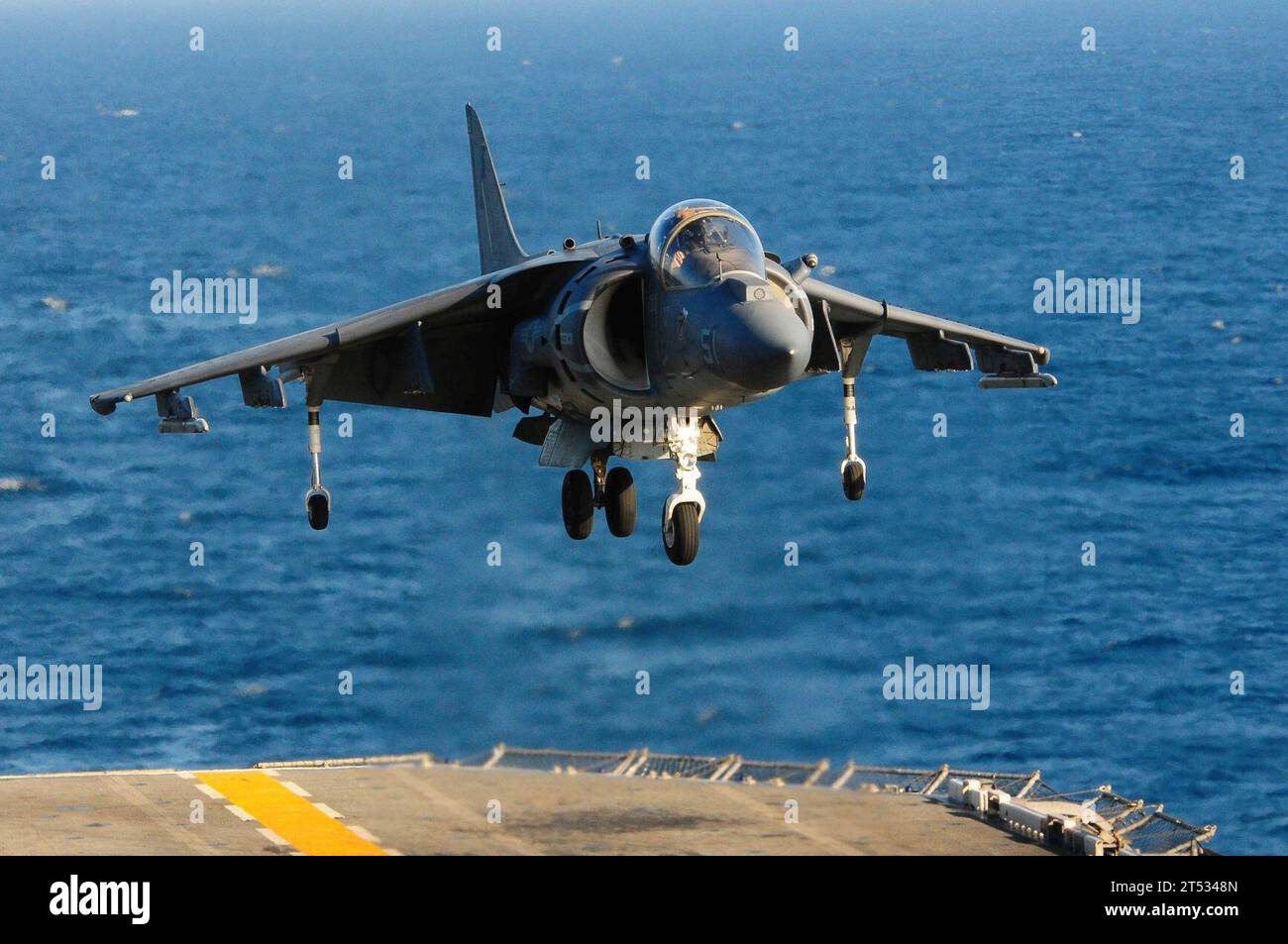 110902FH966-594 PAZIFISCHER OZEAN (2. September 2011) eine AV-8B Harrier, die der Red Dragons of Marine Medium Helicopter Squadron (HMM) 268 aus Yuma, Ariz, zugeordnet ist, landet an Bord des amphibischen Angriffsschiffs USS Makin Island (LHD 8). Makin Island bereitet sich auf einen bevorstehenden Einsatz vor. Stockfoto