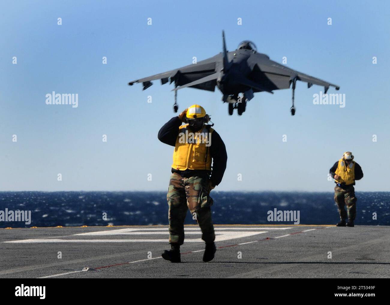 1102127508R-014 ATLANTIC OCEAN (12. Februar 2011) eine AV-8B Harrier, die der Marine Attack Squadron (VMA) 261 zugeordnet ist, startet während des Fluges an Bord des amphibischen Mehrzweckschiffs USS Bataan (LHD 5). Bataan führt gerade Schulungen auf See durch. Stockfoto