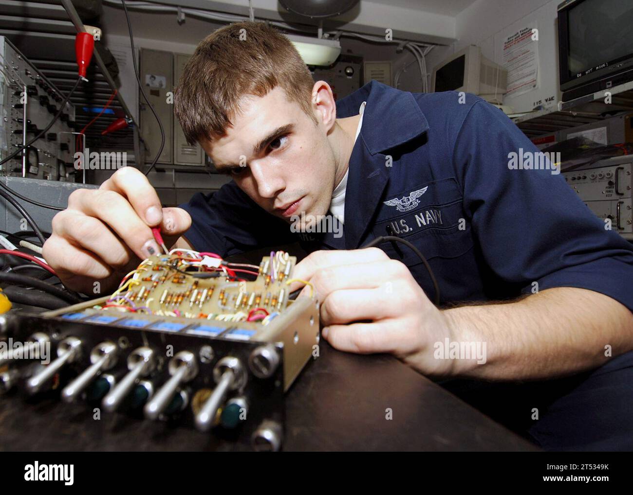 Aviation Interphone Communicator (AIC) 14, Carrier Air Wing (CVW) 1, Maritime Operations, Multimeter, nuklearbetriebener Flugzeugträger USS Enterprise (CVN-65), Operation iraqi Freedom, Persischer Golf, geplanter sechsmonatiger Einsatz, Trouble Shootings Stockfoto