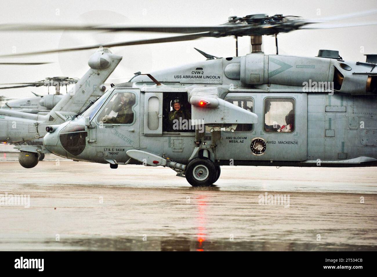 111212HW704-012 SAN DIEGO (12. Dezember 2011) Ein Marineflugzeug, das der Helicopter Sea Combat Squadron (HSC) 12 zugewiesen wurde, verabschiedet sich von ihrer Familie auf der Naval Air Station North Island, bevor er zum Flugzeugträger USS Abraham Lincoln (CVN 72) der Nimitz-Klasse aufbricht. HSC-12 wird an Bord der Lincoln für den Einsatz in den 5. Und 7. Zuständigkeitsbereich der USA gehen. Stockfoto