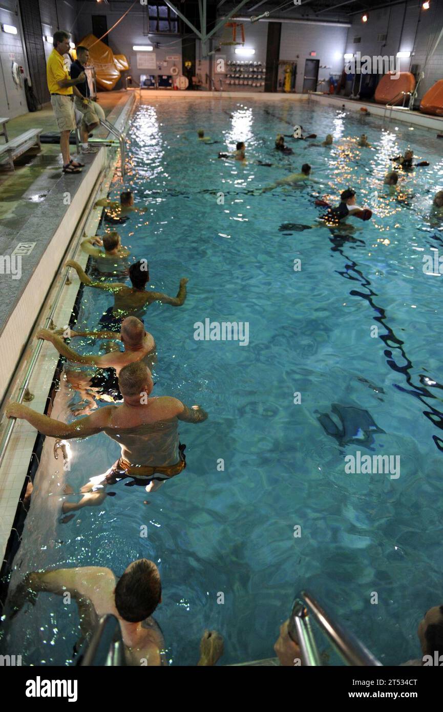 0906040413R-017 JACKSONVILLE, Florida (4. Juni 2009) Schüler beobachten, wie Instruktoren Überlebenstechniken im Aviation Survival Training Center in Jacksonville, Florida, durchführen. Der Kurs beinhaltet simuliertes Hubschrauberabsturztraining, Fallschirmschleppen und Überlebenstechniken nach dem Ausstieg aus abgestürzten Flugzeugen. Stockfoto