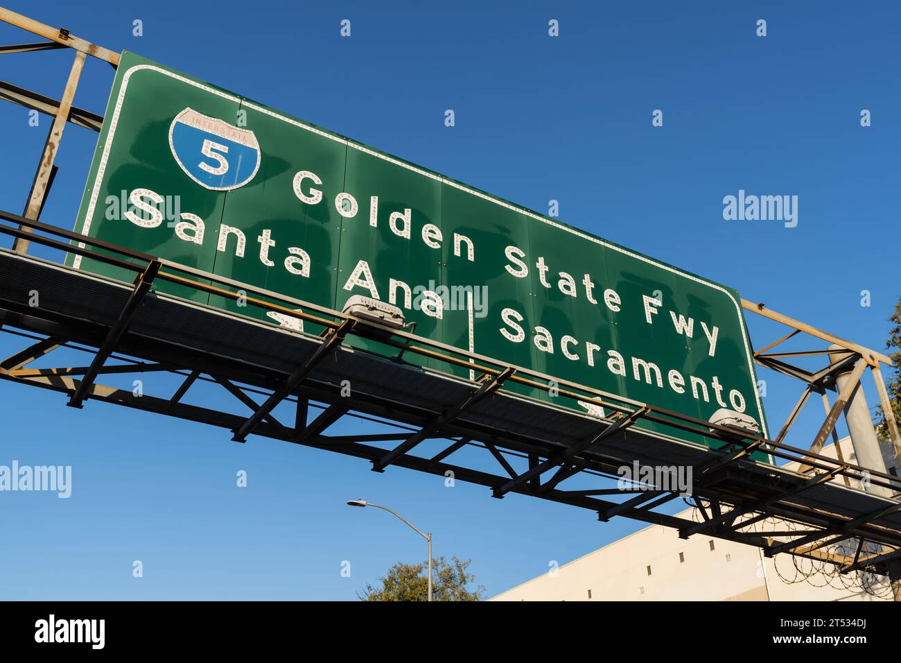 Blick auf Interstate 5 Golden State Freeway-Schild nach Santa Ana oder Sacramento California. Stockfoto