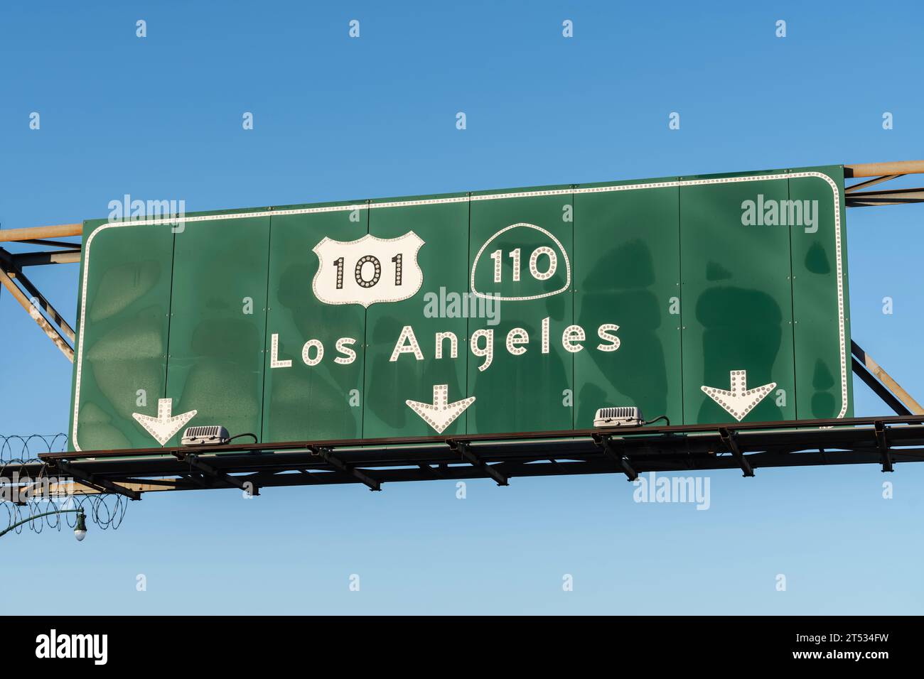 Los Angeles Route 101 und 110 Freeway Pfeilschild in Südkalifornien. Stockfoto