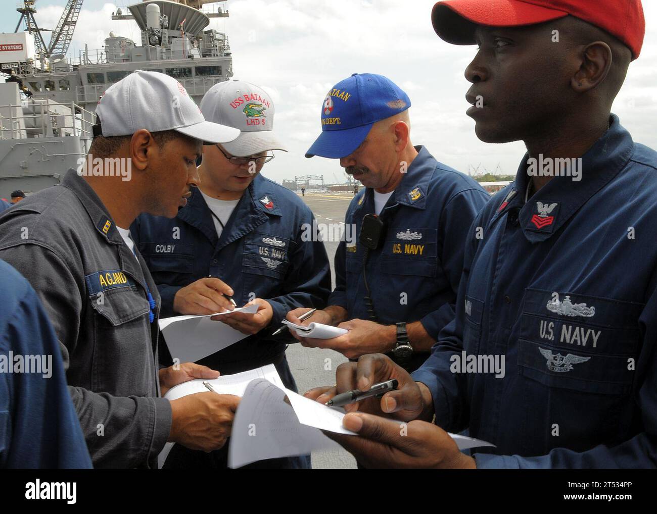 1008134649B-021 NORFOLK (13. August 2010) Seeleute an Bord des amphibischen Mehrzweckschiffs USS Bataan (LHD 5) diskutieren während einer Übung zum Verlassen des Schiffes die Einsatzgebiete von Rettungsflotten. Bataan bereitet sich auf den ersten Start seit mehr als vier Monaten vor, nachdem eine geplante Wartungsverfügbarkeit in der Schiffsreparaturanlage von BAE Systems Norfolk stattgefunden hat. Stockfoto