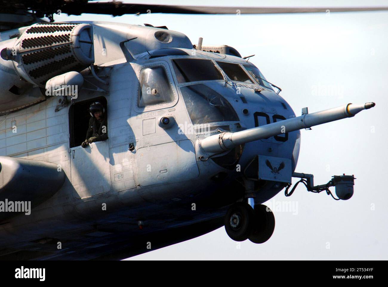 1002035214S-156 BAIE DE GRAND GOAVE, Haiti (3. Februar 2010) Ein CH-53E Super Hallion Hubschrauber, der der Marine Heavy Helicopter Squadron (HMH) 461 zugewiesen ist, bereitet sich auf die Landung an Bord des amphibischen Mehrzweckschiffs USS Bataan (LHD 5) vor. Bataan führt humanitäre und Katastrophenhilfe im Rahmen der Operation Unified Response durch, nachdem ein Erdbeben der Stärke 7,0 schwere Schäden in und um Port-au-Prince, Haiti 12. Januar verursacht hat. Stockfoto