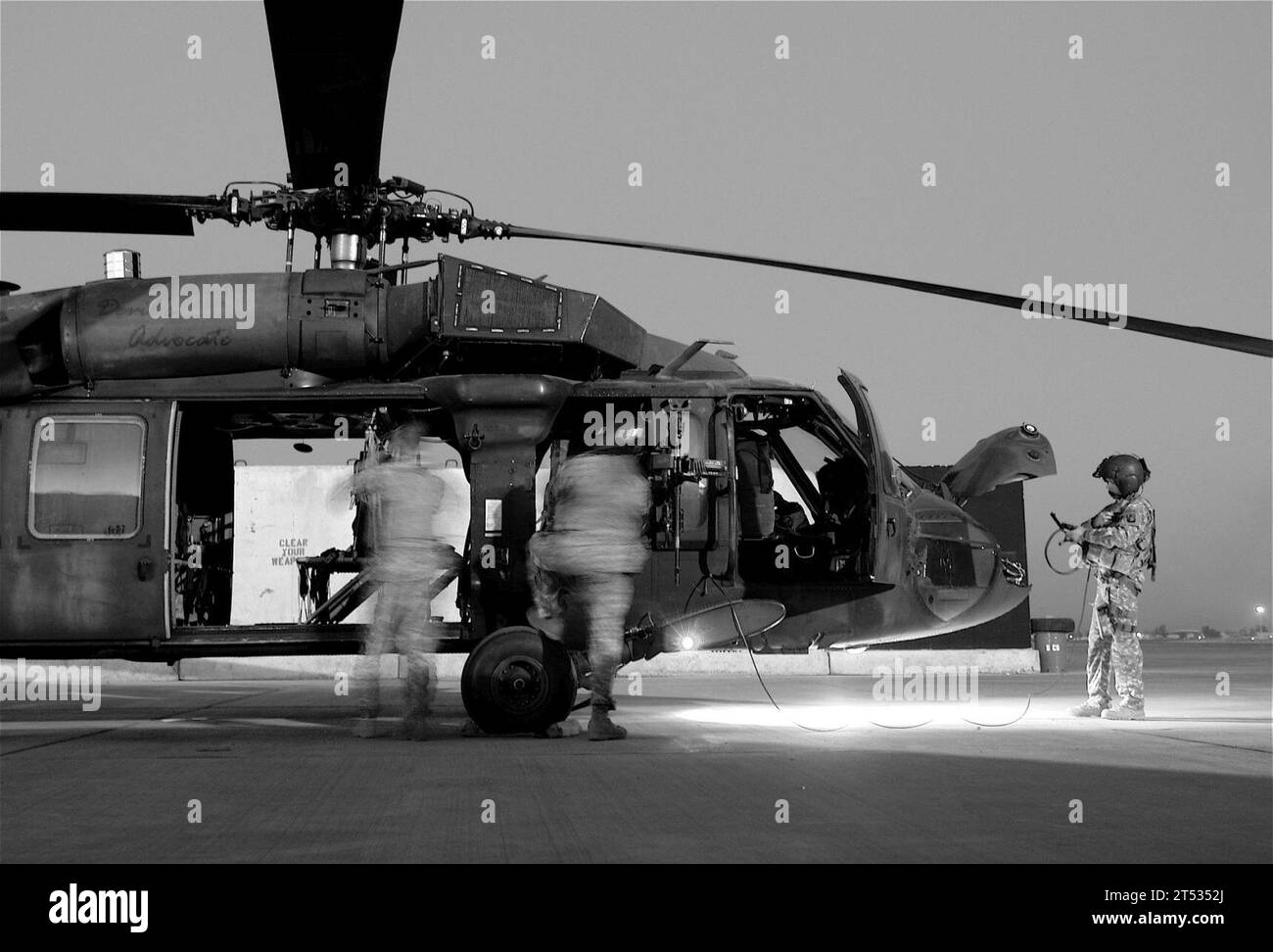 0711179643K-001 BALAD, Irak (17. November 2007) die Besatzung eines Blackhawk-Hubschraubers führt ihre Flugkontrollen vor einer Mission durch, die Passagiere zu verschiedenen Orten im Nordirak bringt. US Navy Stockfoto