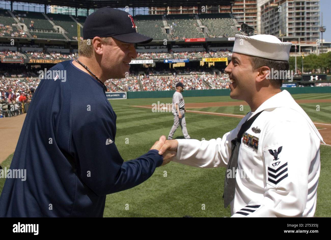 Baltimore, Boston Red Socks, Camden Yards, die Fregatte USS Samuel B. Roberts (FFG 58, Orioles-Red Sox-Spiel, Patriot Day) Stockfoto