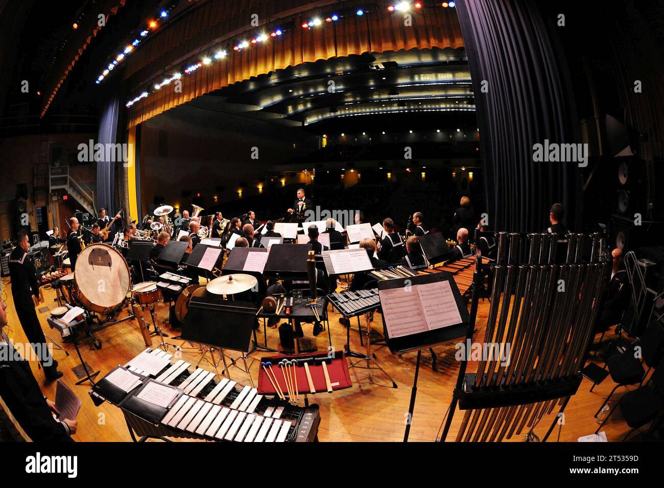 111204CD297-064 GREAT LAKES, Illinois (4. Dezember 2011) Mitglieder der US Navy Band Great Lakes treten während ihres Winterferien-Konzerts im historischen Ross Theater auf. Zivile und militärische Angehörige der Gemeinde der Großen Seen nahmen an der jährlichen Feier Teil. Stockfoto