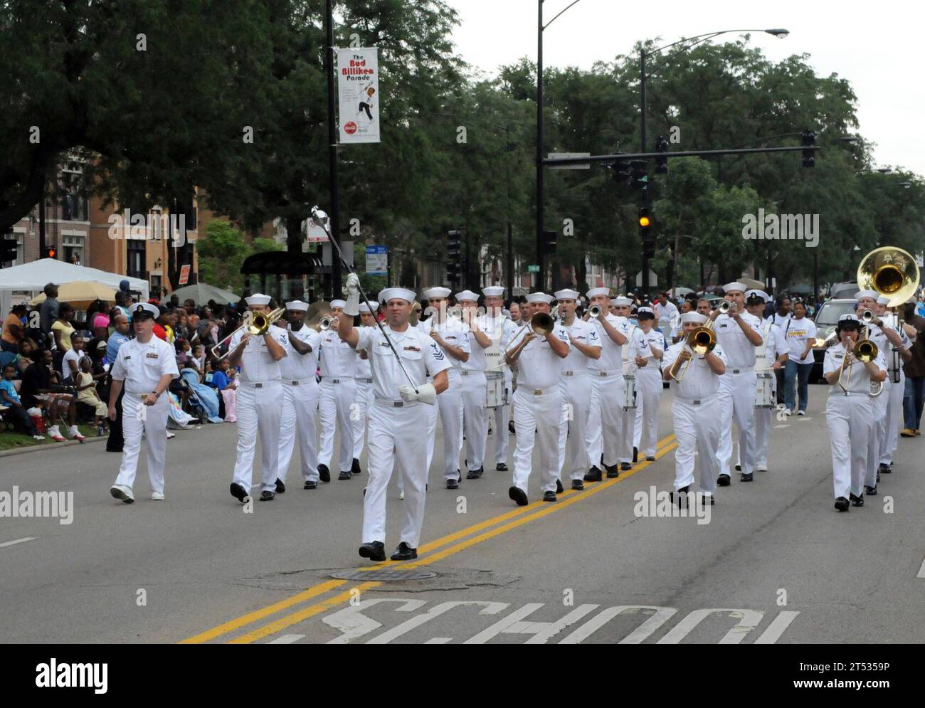 0808099056L-053 CHICAGO (9. August 2008), Matrosen der Navy Band Great Lakes marschieren zur 79. Jährlichen Bud Billiken Parade und starten die Chicago Navy Week 2008. Die Navy Weeks sollen das Bewusstsein in Ballungsgebieten schärfen, die keine signifikante Präsenz der Marine haben. Stockfoto