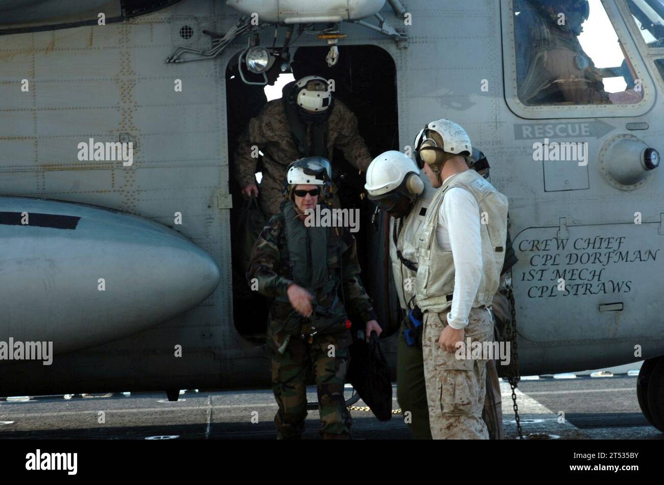 0711231831S-117 BAY OF BEGAL (23. November 2007) Carol Pottenger, Kommandeur der Joint Task Force 76, kehrt an Bord eines CH-53E Seehengstes zum amphibischen Angriffsschiff USS Kearsarge (LHD 3) zurück, nachdem er an einem Planungstreffen für humanitäre Hilfe/Katastrophenhilfe in Bangladesch teilgenommen hatte. Kearsrage und die an Bord befindliche 22. Marine Expeditionary Unit führen humanitäre Hilfe und Katastrophenhilfe durch, nachdem die Regierung von BangladeshХs um Hilfe gebeten hatte, nachdem der tropische Zyklon Sidr am 15. November ihre Südküste getroffen hatte. Der Sturm tötete mehr als 3.000 Menschen und hat s verlassen Stockfoto