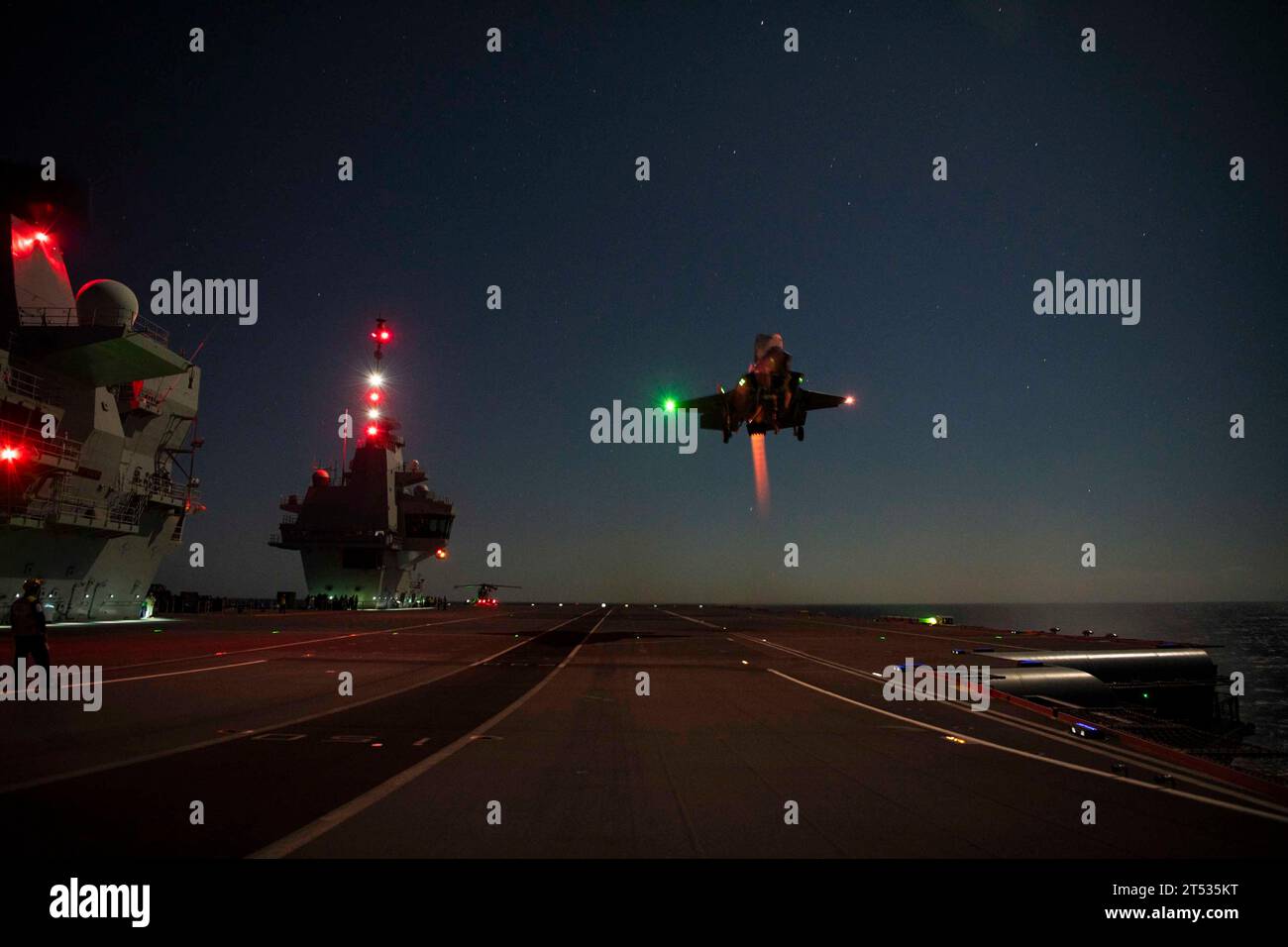 Usa. Oktober 2023. Okt., 2023 – USA – Testpilot des US Marine Corps Major Paul Gucwa führt eine vertikale Landung (VL) in einem F-35B Lightning II Short Takeoff Vertikal Landing (STOVL)-Kampfjäger durch, um die Flughülle für die Technik an Bord der britischen Flugzeugträger HMS Prince of Wales zu erweitern Gucwa führte auch die erste Nacht-Rolling-VL (SRVL) während der abendlichen Flugzeit durch. Gucwa ist einer von drei Testpiloten, die mit einem breiteren Team der Patuxent River F-35 Integrated Test Force (PAX ITF) an Bord sind, um Flugtests während der laufenden Phase durchzuführen Stockfoto