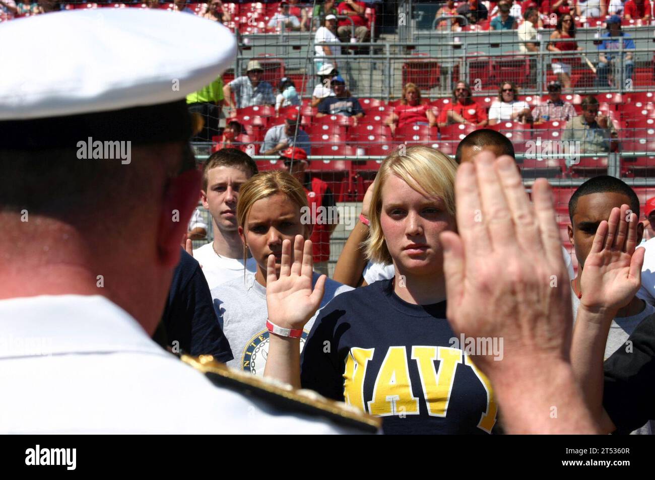 0709037163S-001 CINCINNATI (3. September 2007) – der Stabschef des US-Joint Forces Command und der gebürtige Rear ADM Ben Wachendorf stellt 16 Mitarbeiter des Delayed Entry Program (DEPPers) aus dem Großraum Cincinnati ein, bevor das Baseballspiel zwischen den Cincinnati Reds und New York Mets beginnt. Neben der Einberufungszeremonie ehrten die Roten auch das Abschlussfest der Cincinnati Navy Week mit einer Navy Parachute Team Performance, der 25. Wiedervereinigung der von den Roten gesponserten Navy Boot Camp Company 233, einer Bronze Star Präsentation vor einem lokalen Reservist und mit Wache Stockfoto