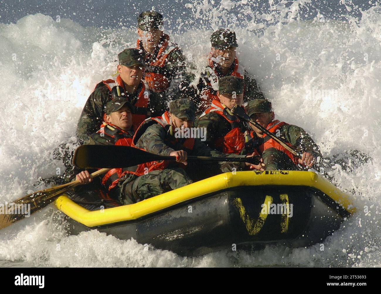 0702025169H-476 CORONADO, Kalif (2. Feb. 2007) - Grundschüler der Unterwasserabbruch/SEAL (BUD/S) fahren auf ihrem aufblasbaren Boot mit einer Welle. Die Surfpassage fördert die Teamarbeit unter den Mitgliedern der Bootsbesatzung. BUD/S-Studenten müssen 27 Wochen intensives Training absolvieren, um das Programm zu beenden, gefolgt von einem sechsmonatigen SEAL Qualification Training (SQT), bevor sie das Dreizack eines US Navy SEAL tragen können. US Navy Stockfoto