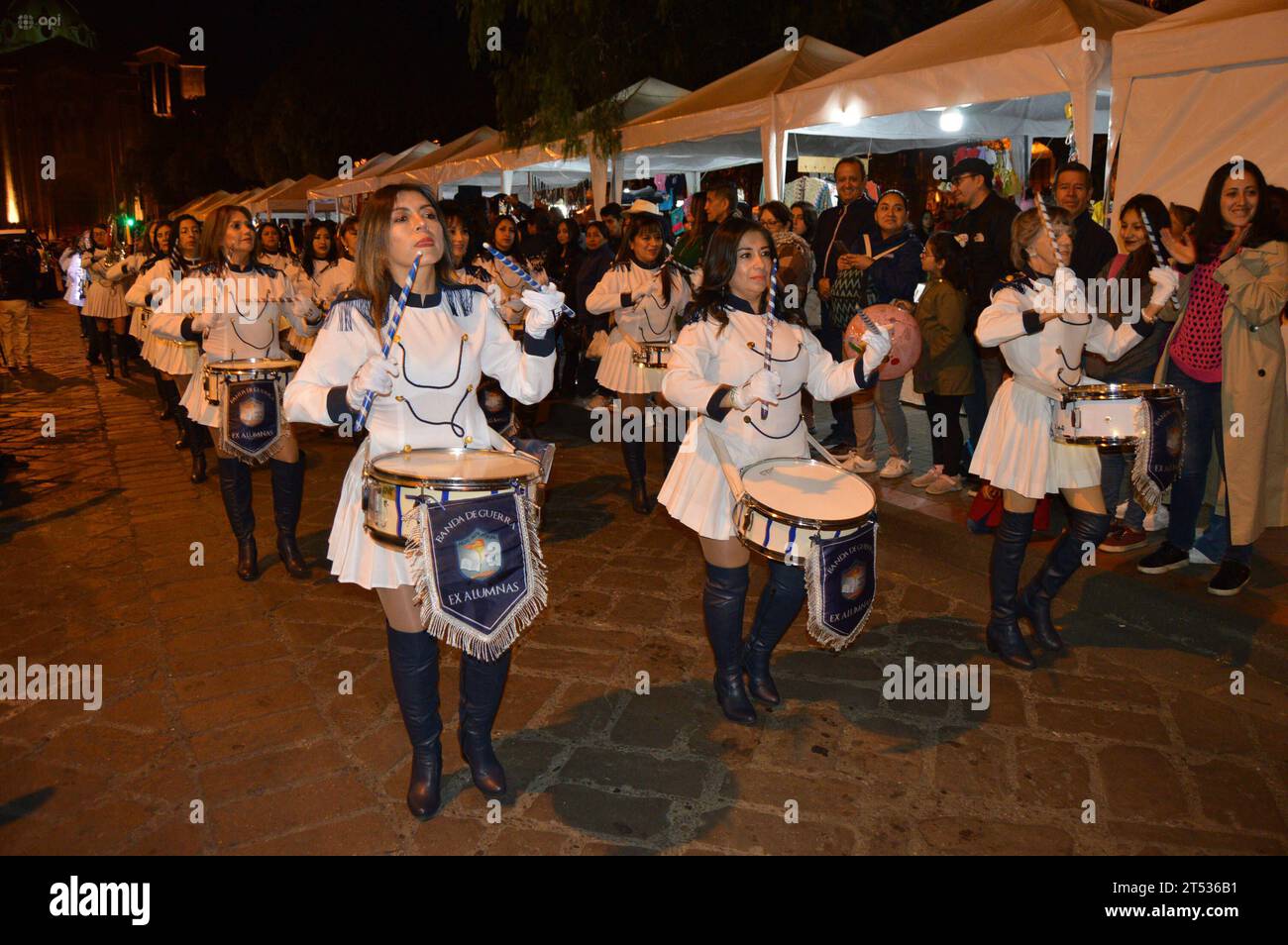 CUENCA-DESFILE BANDAS DE GUERRA-EX ALUMNOS COLEGIOS Cuenca, Ecuador 2 de noviembre de 2023 EN la noche de hoy desde el parque de San Blas recorriendo la calle Bolivar hasta el parque Calderon las Bandas de guerra de las Unidades Educativas de la Salle, Herlinda Toral, Manuela Garaicoa, Fray Vicente Solano, Federico Proano, Benigno Malo, ciudad de Riobamba y Emilio Abad de Guayaquil reindieron homenaje a la ciudad de Cuenca por sus 203 anos de Independencia. foto Boris Romoleroux/API. ACE-CUENCA-DESFILEBANDASDEGUERRA-EXALUMNOSCOLEGIOS-38E3338618153CD65B7CBD524D681ABD *** CUENCA-BANNPARADE Stockfoto