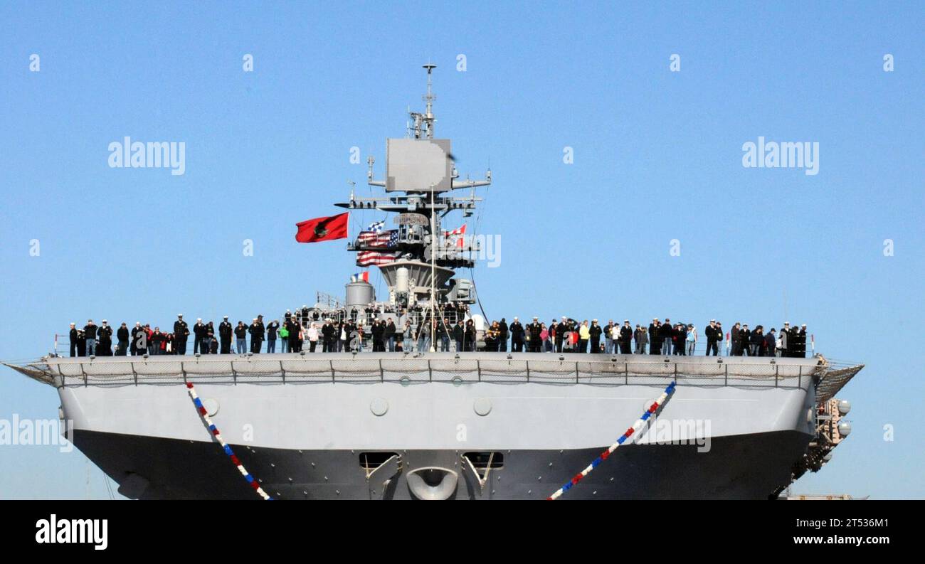 120207XS512-040 NORFOLK (7. Februar 2012) das amphibische Angriffsschiff USS Bataan (LHD 5) landet nach einem 10 1/2 monatigen Einsatz in den Zuständigkeitsbereichen der 5. Und 6. US-Flotte in der Marinestation Norfolk. Die Homecoming markiert das Ende des längsten Einsatzes für ein Schiff der US Navy seit mehr als vierzig Jahren. Bataans amphibische Bereitschaftsgruppe unterstützte die Operationen Enduring Freedom, Odyssey Dawn und die NATO-geführte Operation Unified Protector und führte maritime Sicherheitsoperationen im Mittelmeer und im Arabischen Meer durch. Stockfoto