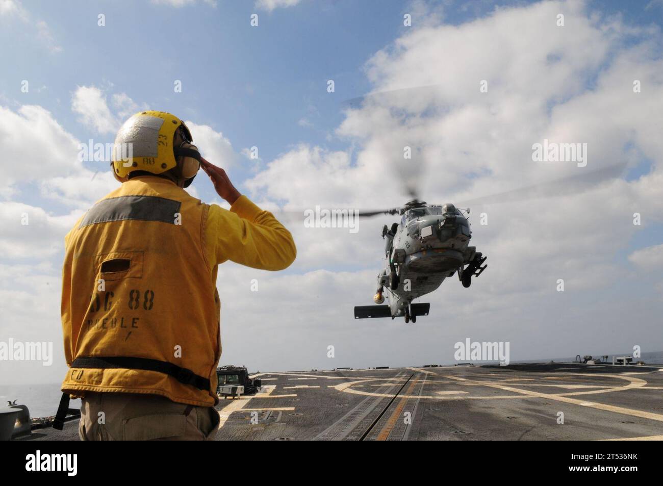 Battle Cats, Change of Command, DESRON 7, driscoll, Girrier, Raketenvernichter, Hubschrauber, Hubschrauber Anti-U-Boot Geschwader Light 43, hsl-43, Morgan, Navy, SH-60B Sea Hawk, U.S. Navy, USS Preble (DDG 88) Stockfoto