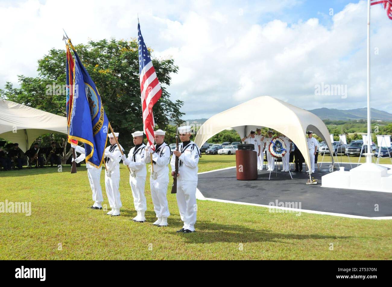110603RR409-659 SANTA RITA, Guam (3. Juni 2011) Mitglieder einer Farbwache präsentieren die Farben während einer Kranzniederlegung zur Erinnerung an den 69. Jahrestag der Schlacht von Midway im World war II Memorial Park auf der US Naval Base Guam. (U.S. Navy Stockfoto