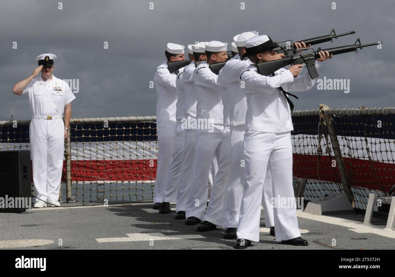 110414VM928-098 PEARL HARBOR (14. April 2011) Seeleute der Zeremonialwache der USS Chung-Hoon (DDG 93) führen im Rahmen einer Gedenkfeier für die USS Sigsbee (DD 502) auf dem Flugdeck von shipХs einen Gruß mit 21 Kanonen aus. Die Zeremonie wurde abgehalten, um den 23 Seeleuten Respekt zu zollen, deren Leben verloren ging, als ein Kamikaze-Selbstmordflugzeug Sigsbee am 14. April 1945 während der Schlacht von Okinawa traf. Chung-Hoon wurde nach dem britischen General General General General General General General General General General General General General General General General, Gordon Paie'a Chung-Hoon benannt, dem das Navy Cross und der Silver Star für die Galanterie als kommandierender Offizier von Sigsbee Dur verliehen wurden Stockfoto