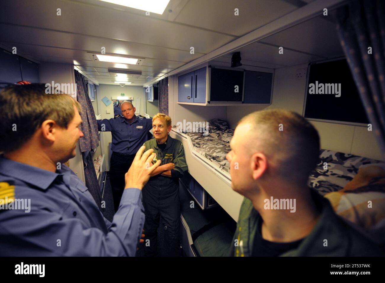 110525YZ751-076 ATLANTISCHER OZEAN (25. Mai 2011) Kapitän Richard Powell, rechts, befehlshabender Offizier des Royal Navy Zerstörers HMS Dauntless (D33), führt eine Tour durch einen der Liegeplätze des Schiffes an die Front ADM Nora Tyson, Kommandeurin der Carrier Strike Group (CSG) 2. Die George H.W. Bush Carrier Strike Group wird in den Zuständigkeitsbereich der 6. US-Flotte entsandt und unterstützt maritime Sicherheitsoperationen und Kooperationsbemühungen im Bereich der Theatersicherheit. Stockfoto