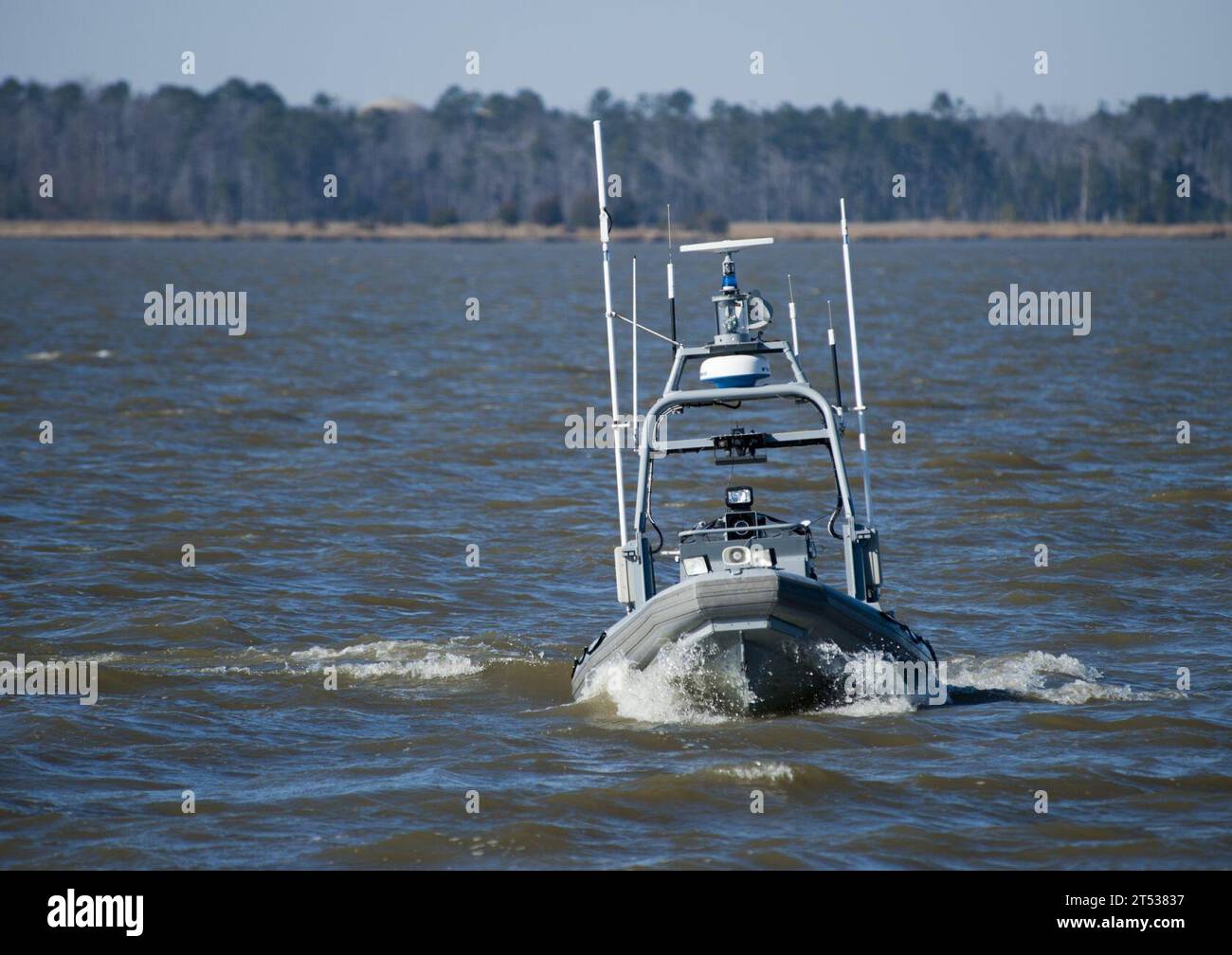 120131DU438-542 FORT EUSTIS, Va. (31. Januar 2012) Ein ferngesteuertes fünf-Meter-Starrrumpf-Schlauchboot der US Navy bereitet sich darauf vor, während der Trident Warrior 2012 (TW12) Spiral 1 auf ein Gebiet einzudringen, das von einem unbemannten Oberflächenschiff der US Navy bewacht wird. TW12 Spiral 1 ist Teil eines Projekts des US-Flottenkommandos, das mit fortschrittlichen maritimen Initiativen in einem operativen Umfeld experimentiert, um die Fähigkeiten der Flotte zu verbessern. Stockfoto